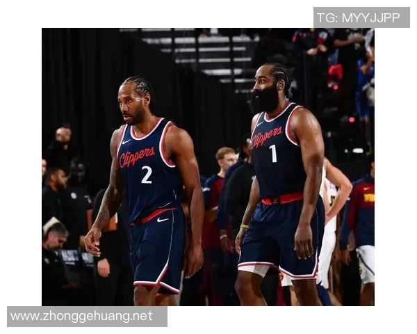 哈登突破抛投不进 莱昂纳德三分命中 哈登突破抛投不进 莱昂纳德三分命中