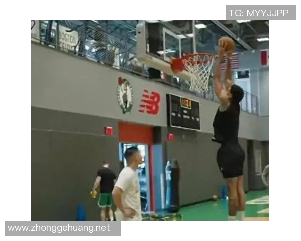 怀特篮板后场送长传 塔图姆双手暴扣 怀特篮板后场送长传 塔图姆双手暴扣