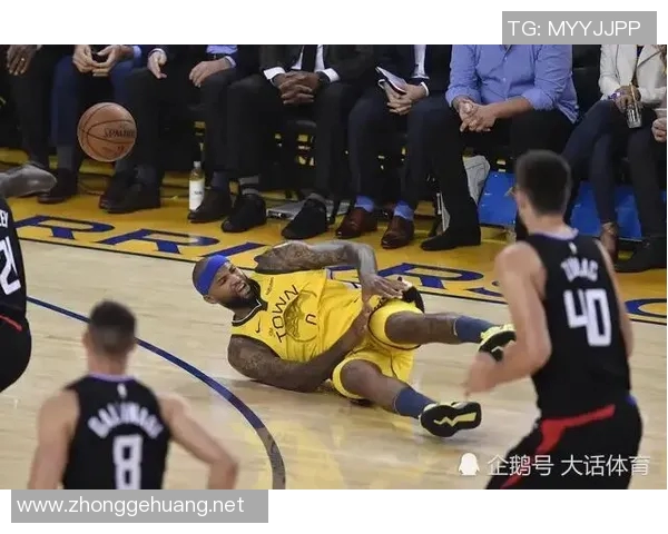 危险动作！考德威尔倒地拉扯莫格博腿部致后者摔倒 被吹一级恶意